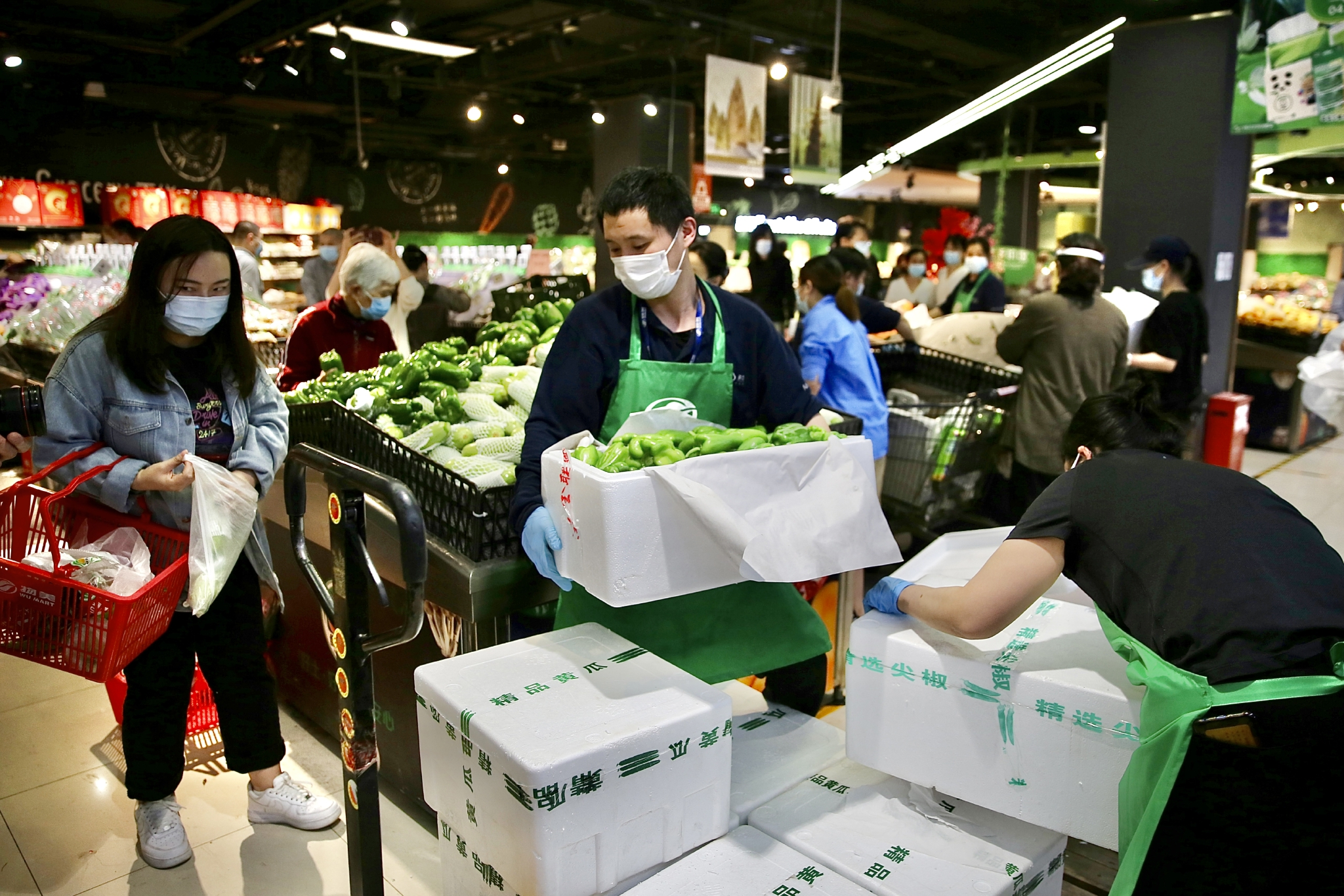 物美超市(双井店),工作人员为果蔬区补货.新京报记者 郑新洽 摄