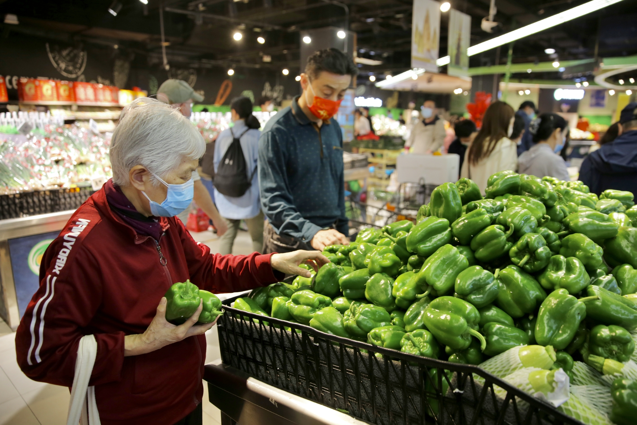 市民挑选新鲜蔬菜.新京报记者 郑新洽 摄