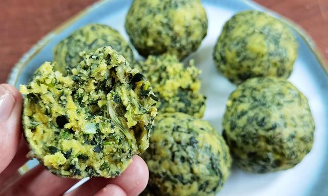 【玉米面苦菜团子】准备食材:苦菜,玉米面,葱,盐.具体做法:1.