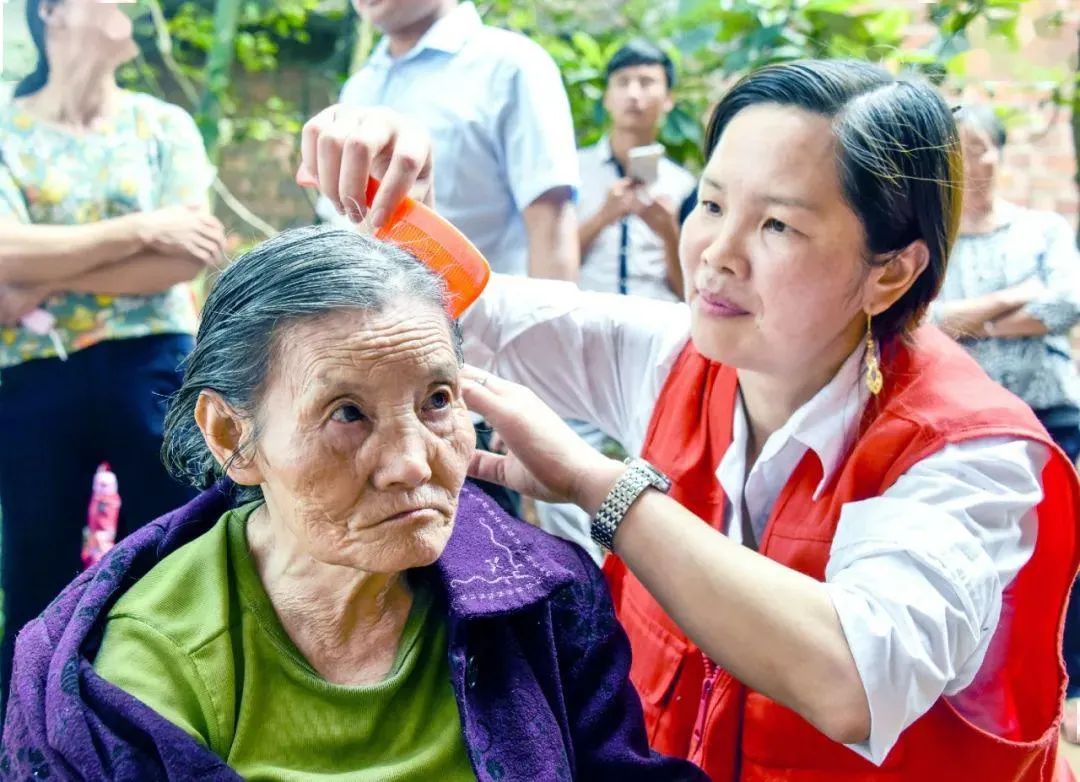 彭启萍为老人梳头.图片来源:萍乡市湘东区志愿者协会