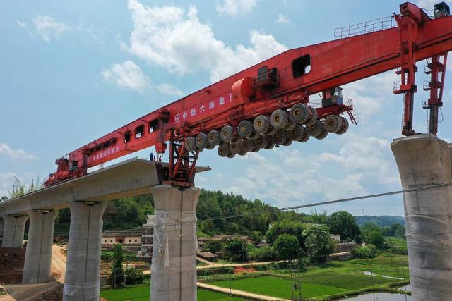 图集视频探访梅龙铁路箱梁架设现场建成后梅州到深圳仅需90分钟