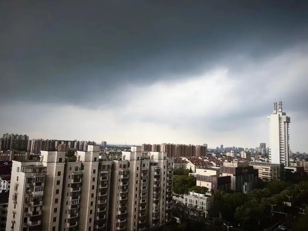 上海暴雨来袭场面壮观！江淮气旋腔势哈浓，局地下冰雹！休闲区蓝鸢梦想 - Www.slyday.coM
