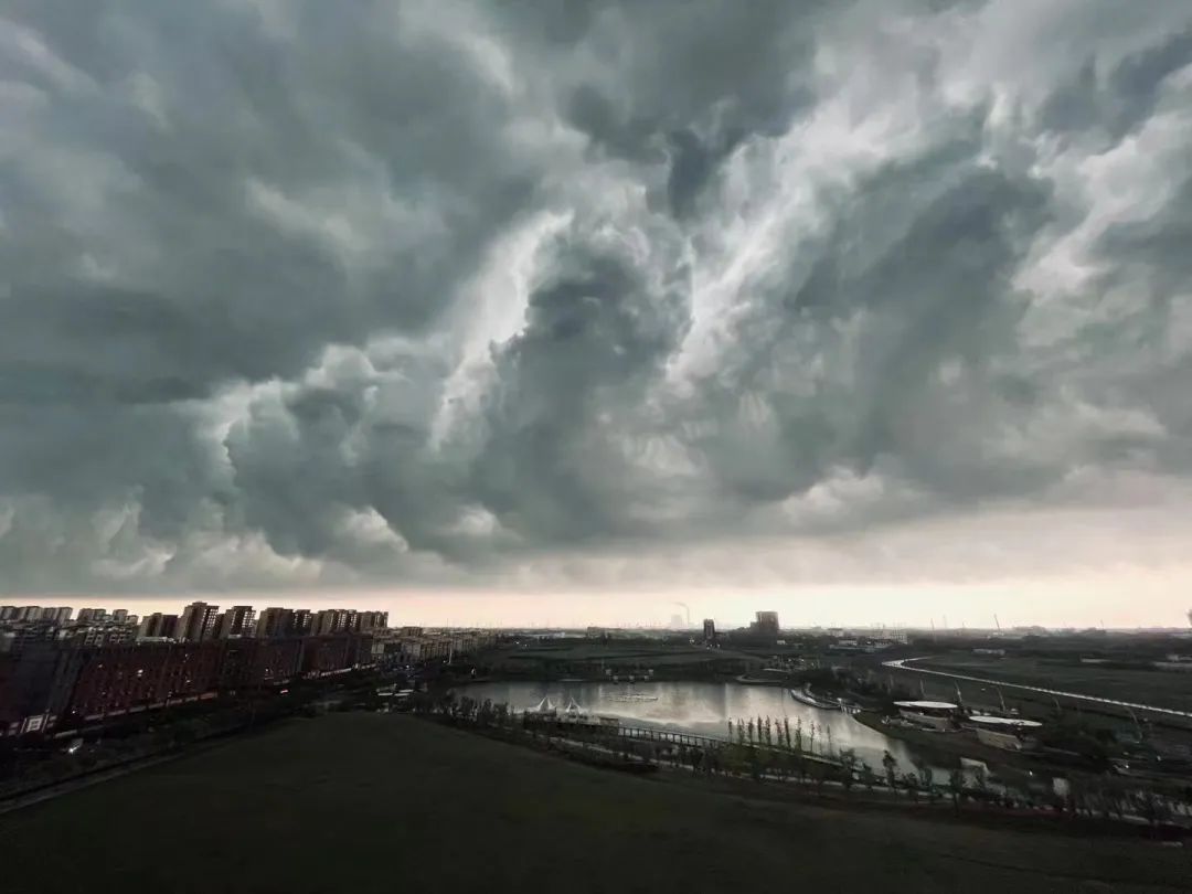 上海暴雨来袭场面壮观！江淮气旋腔势哈浓，局地下冰雹！休闲区蓝鸢梦想 - Www.slyday.coM