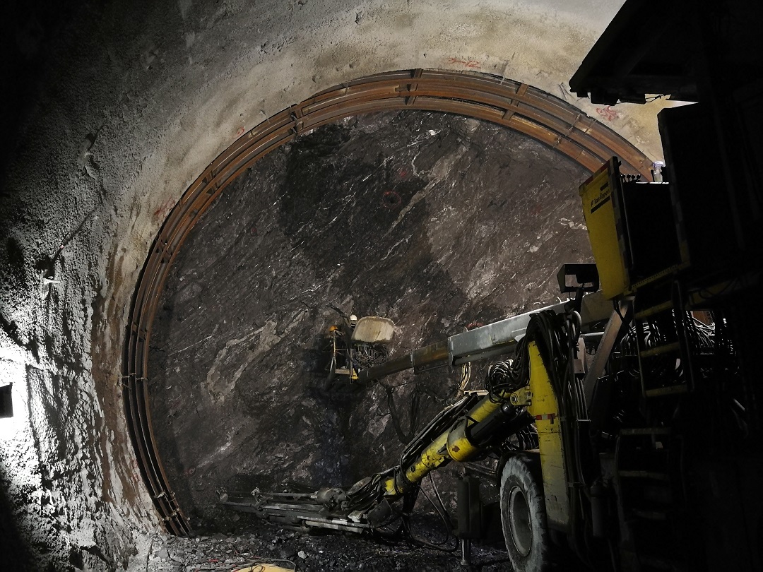 成兰铁路跃龙门隧道双臂凿岩台车开挖掌子面.采访对象供图