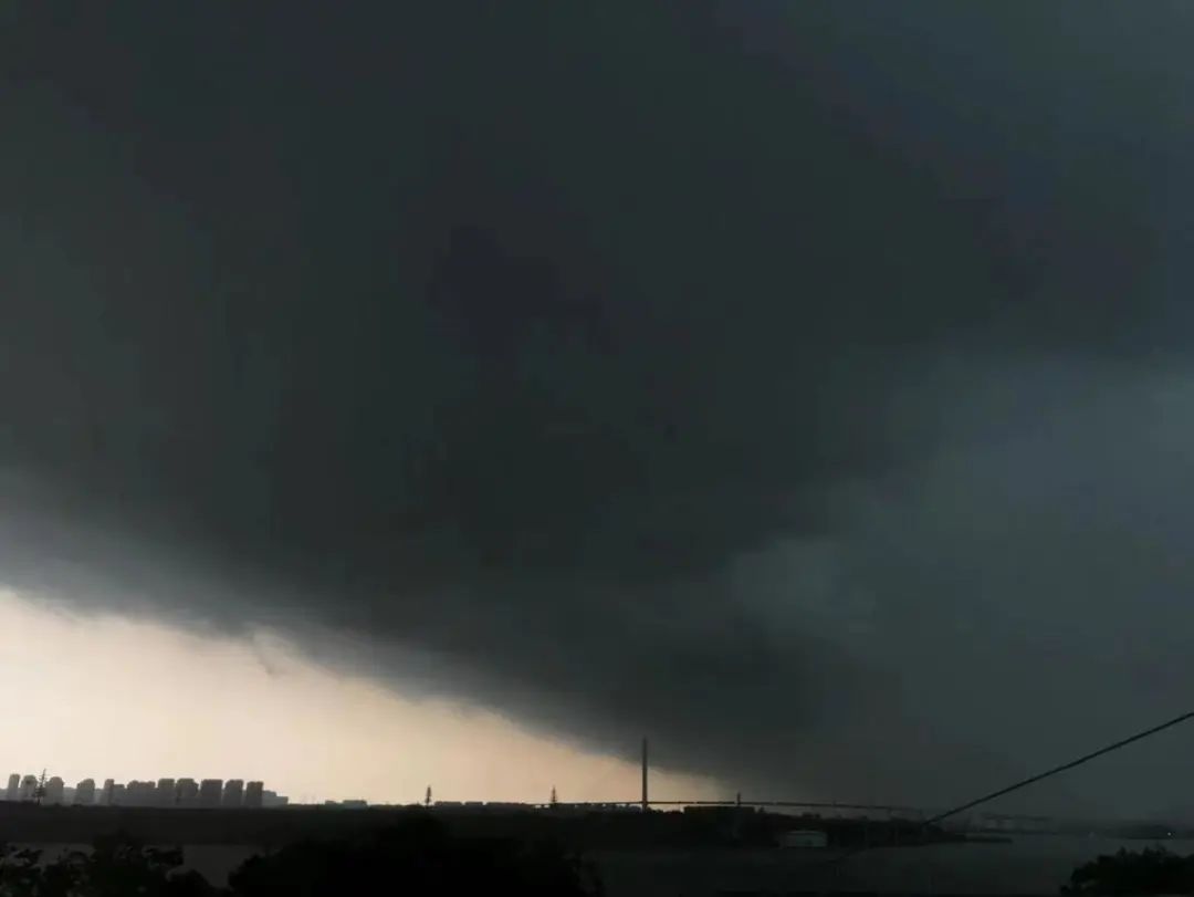 上海暴雨来袭场面壮观！江淮气旋腔势哈浓，局地下冰雹！休闲区蓝鸢梦想 - Www.slyday.coM
