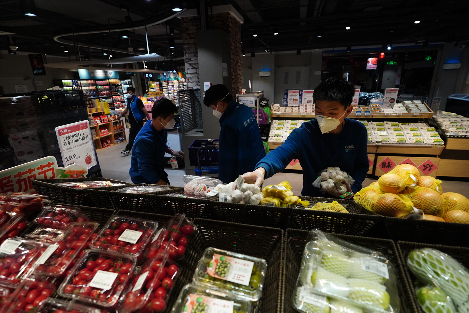探访凌晨5点盒马鲜生店已备足果蔬肉蛋奶等