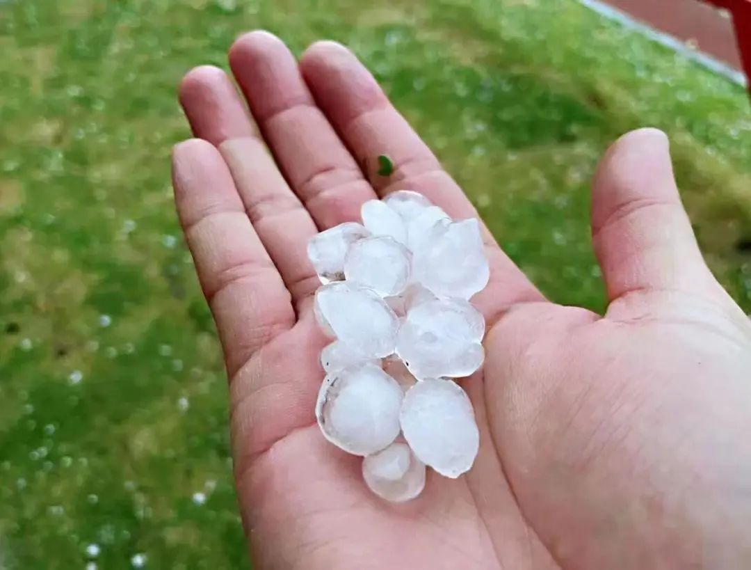 上海暴雨来袭场面壮观！江淮气旋腔势哈浓，局地下冰雹！休闲区蓝鸢梦想 - Www.slyday.coM