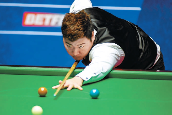 颜丙涛在2022年斯诺克世锦赛正赛第二轮比赛中,以13比10击败卫冕冠军