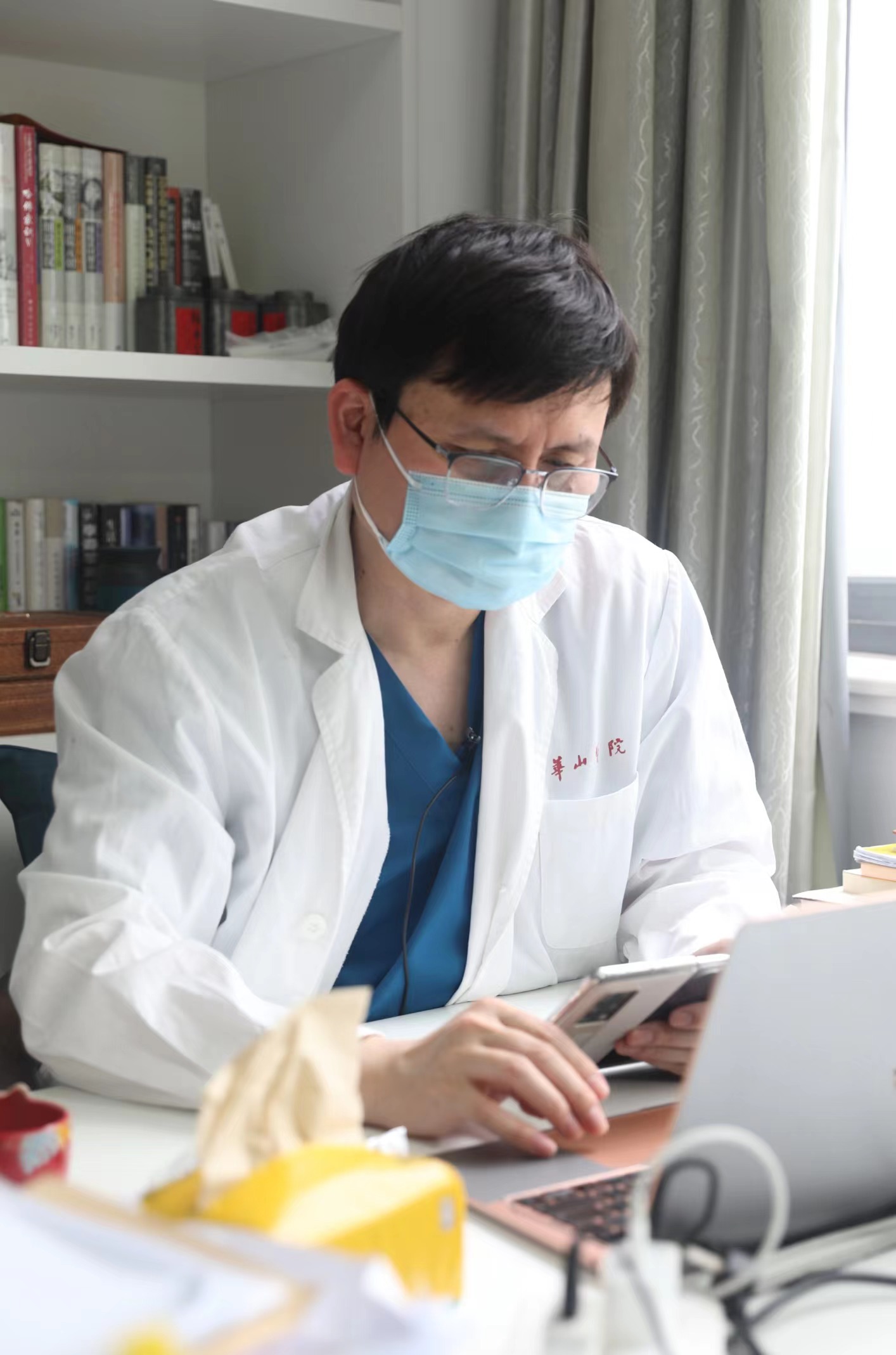 张文宏和专家连线会诊各定点医院的重症患者。