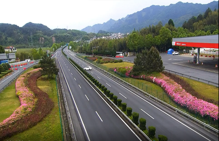 杭瑞高速一幕让人揪心小车两次掉头逆行这是为啥