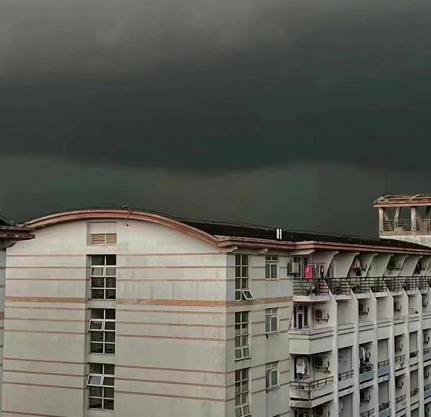 上海暴雨来袭场面壮观！江淮气旋腔势哈浓，局地下冰雹！休闲区蓝鸢梦想 - Www.slyday.coM