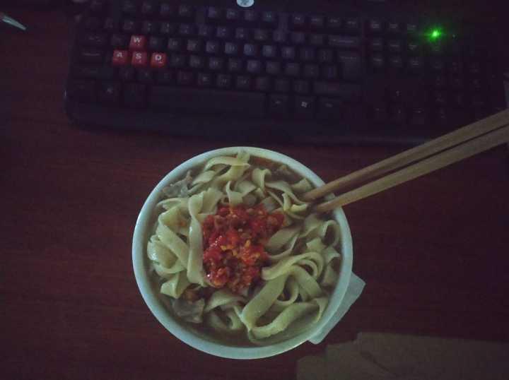 a股大跌,沪指险失3000点关口,为什么网友都在说"关灯吃面"?__财经头条