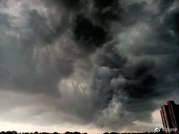 上海暴雨来袭场面壮观！江淮气旋腔势哈浓，局地下冰雹！休闲区蓝鸢梦想 - Www.slyday.coM