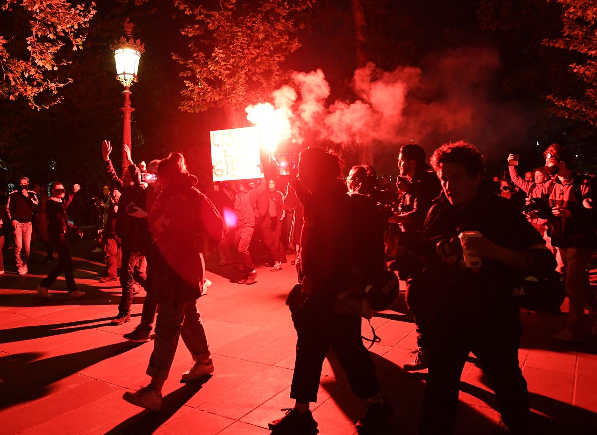 法国70多城爆发大规模抗议：示威者火烧汽车，警方出动水炮车_法案