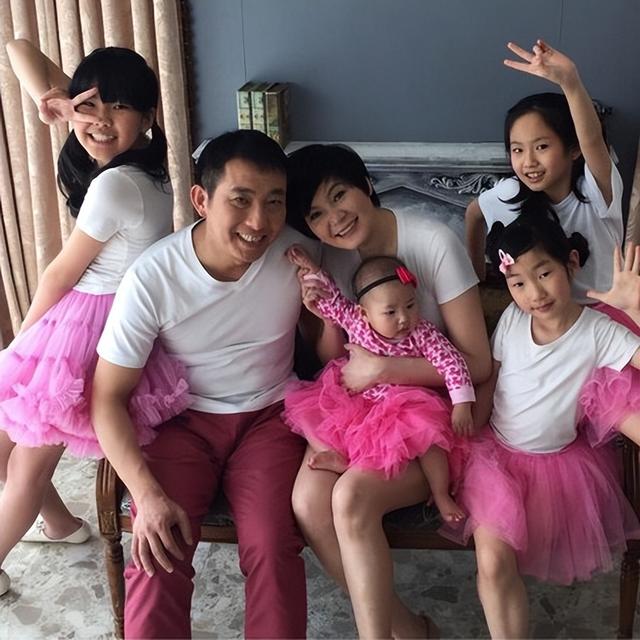 一路生生生,连生四胎都是女儿,生第四胎时vicky已经是高龄孕妇,屈中恒