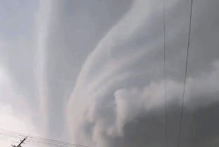 上海暴雨来袭场面壮观！江淮气旋腔势哈浓，局地下冰雹！休闲区蓝鸢梦想 - Www.slyday.coM