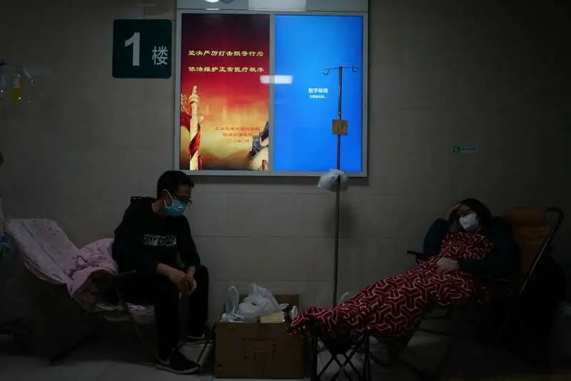 4月18日，上海浦东新区，仁济东院急诊科一楼电梯口，一位患有免疫系统疾病的病人靠输液维持，等待更专业的治疗。病人家属告诉记者，病人血小板最低时达到个位数，由于原本想转去的医院转为新冠肺炎定点医院，病人只好在急诊室维持治疗，以免出现突发状况来不及抢救。中青报·中青网记者 李强/摄