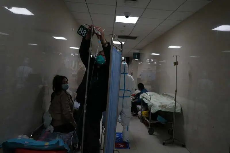 4月18日，上海市浦东新区，仁济东院急诊科走廊里靠墙两侧都摆着病床，只留下供人行走的小道。中青报·中青网记者 李强/摄