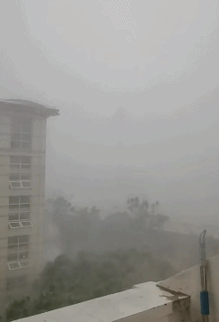 上海暴雨来袭场面壮观！江淮气旋腔势哈浓，局地下冰雹！休闲区蓝鸢梦想 - Www.slyday.coM