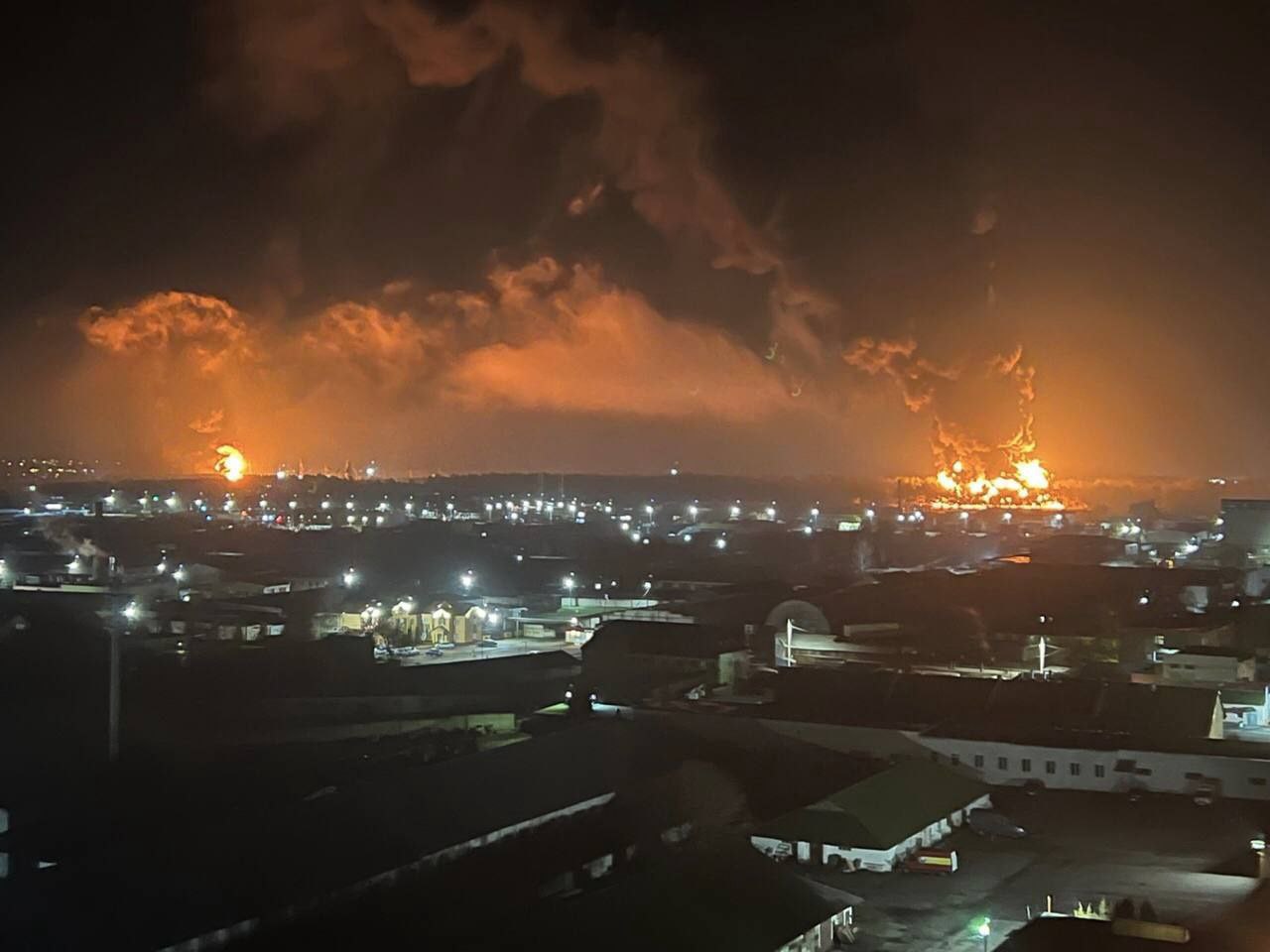 网传25日凌晨布良斯克市区的两场大火相片