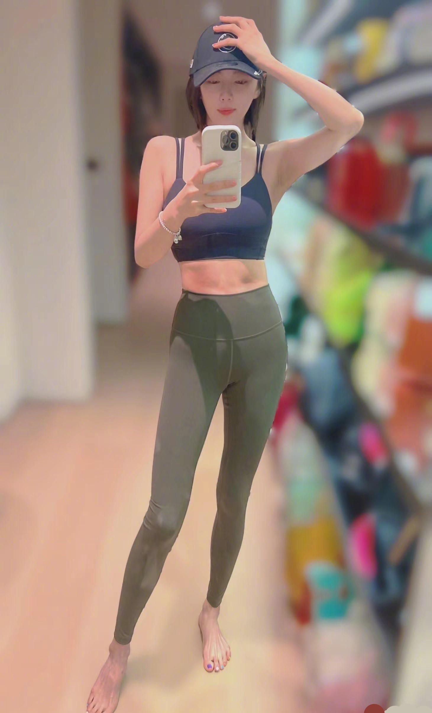 张雨绮鲨疯了晒健身美照细腿腹肌超吸睛曾推荐吃肉减肥