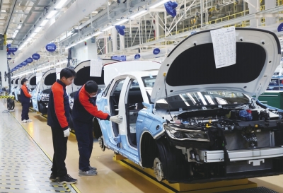     吉利汽车长兴生产基地车间内一片繁忙景象.