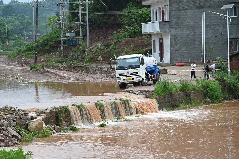 2022年4月24日,四川省内江市东兴区田家镇,一处村道被雨水冲断.