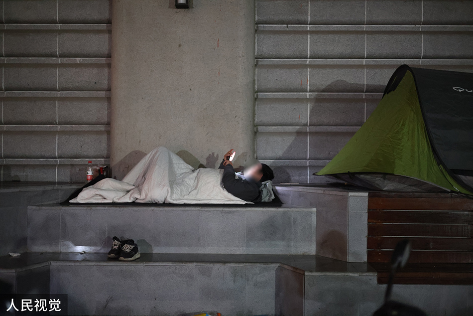 上海战疫丨魔都保"胃"战:两万骑手日夜穿梭在城市大街小巷