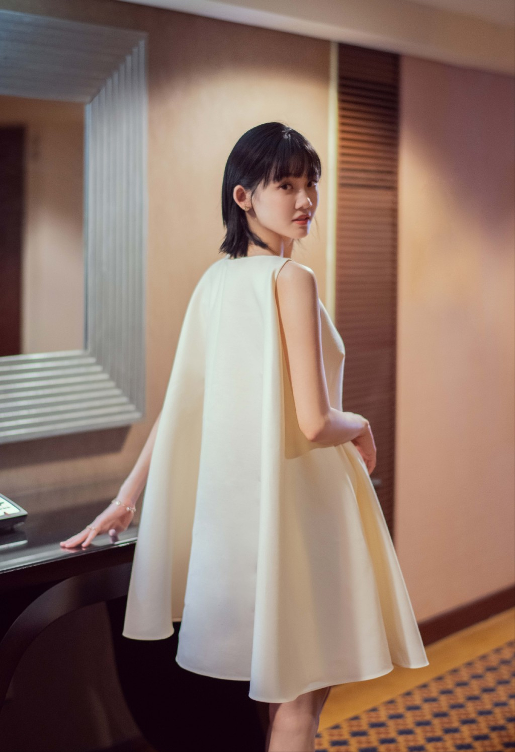 苗苗身材太好了穿米色斗篷裙秀大长腿身材比例让人羡慕不已