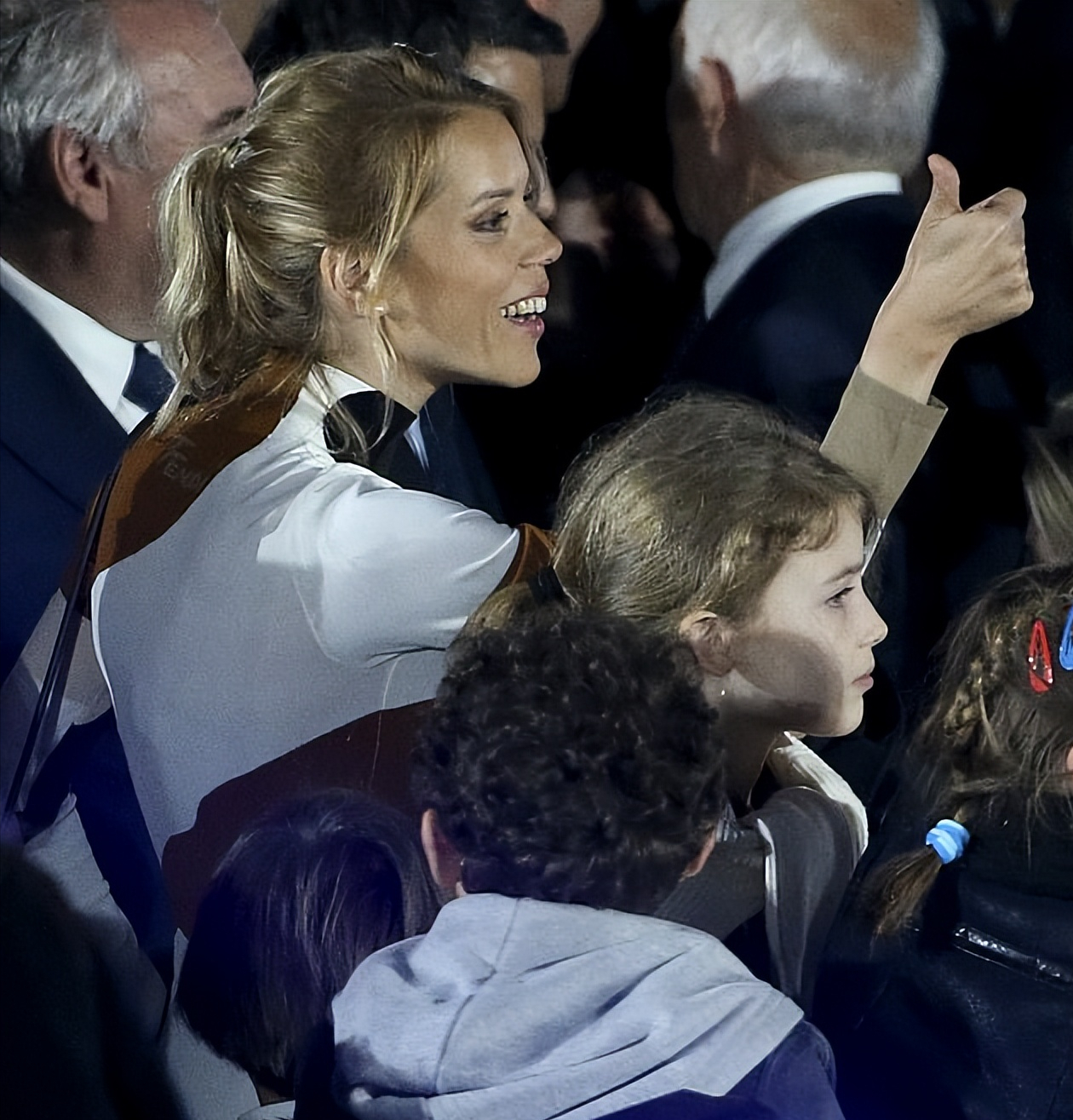 布丽吉特45岁女儿穿绿裙好美比继父马克龙还大1岁