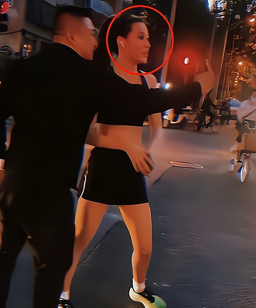 18岁谷爱凌当街被骚扰,趴妈妈肩膀上快哭了!男子回应：你们别喷我休闲区蓝鸢梦想 - Www.slyday.coM