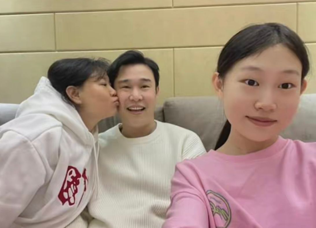 小沈阳一家走机场老婆女儿穿衣风格一致同穿七分阔腿裤太土味