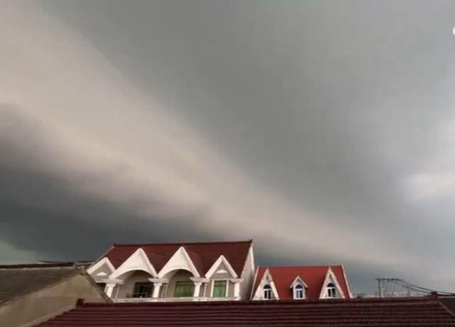 弧狀積雨雲大多出現在強對流天氣中,比如