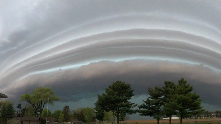 云",卷席般滚过后就是暴风雨,外滩白昼如黑夜|外滩|弧状|积雨云_新浪