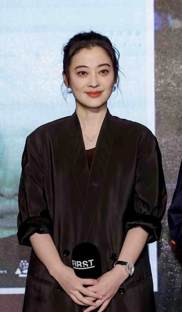 梅婷和鄢颇离婚16年了,他们的生活相差太大