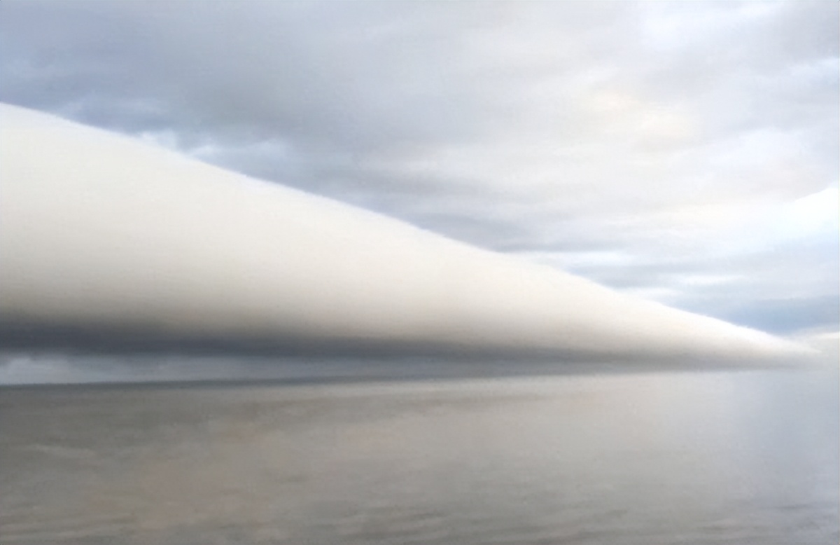 上海出现罕见怪云卷席般滚过后就是暴风雨外滩白昼如黑夜