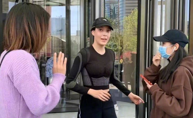 18岁谷爱凌当街被骚扰,趴妈妈肩膀上快哭了!男子回应：你们别喷我休闲区蓝鸢梦想 - Www.slyday.coM