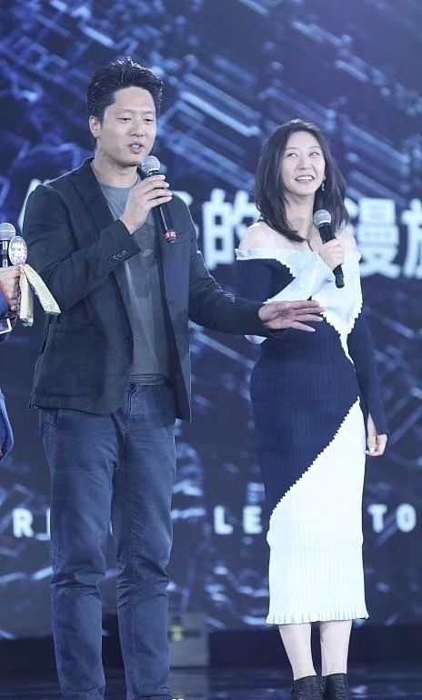 凌潇肃二婚真娶对了唐一菲穿露肩裙好窈窕淡妆比姚晨美太多