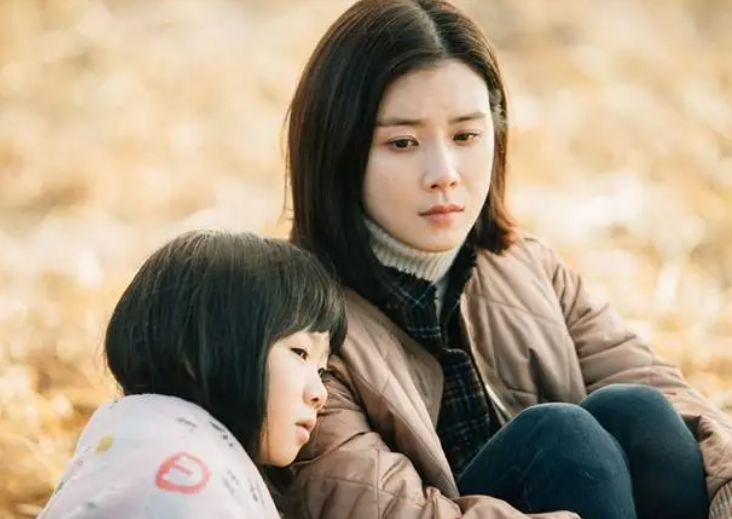 单亲妈妈带2岁儿子摆摊忙时将娃拴住宝爸不给生活费吗