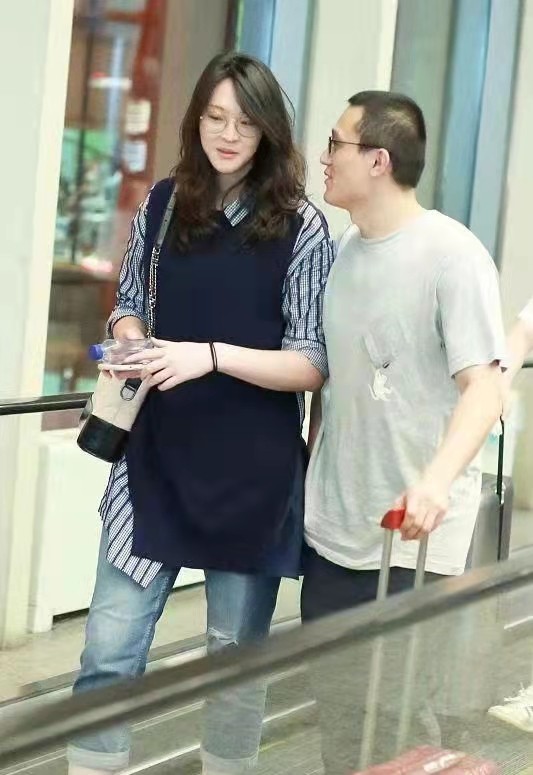 惠若琪夫妇罕见合体身高差有看点女高男矮也很甜蜜穿搭超普通