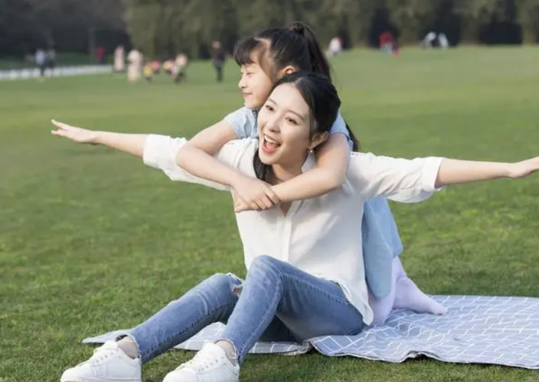 单亲妈妈带2岁儿子摆摊忙时将娃拴住宝爸不给生活费吗