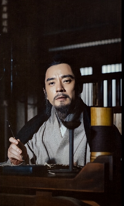 从目前曝光的剧照来看,无论是人物形象还是气质上,李光洁的古装扮相真