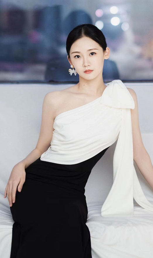 苗苗身材太好了穿米色斗篷裙秀大长腿身材比例让人羡慕不已