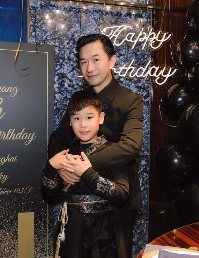 56岁黄舒骏为两岁女儿庆生心疼其成为抗疫宝宝妻子小其24岁