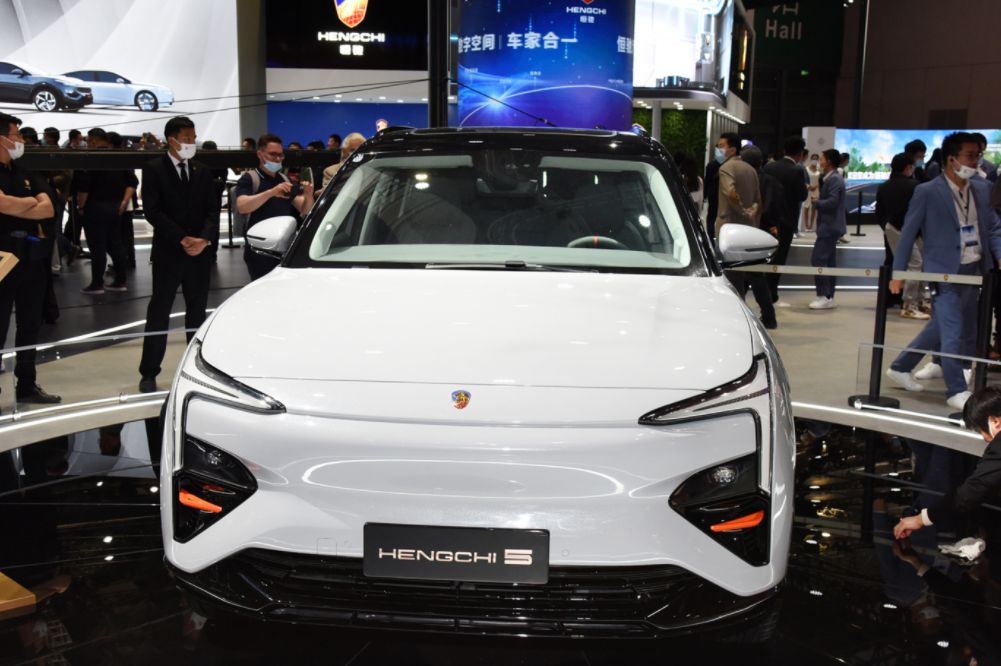 首先来看下外观部分,恒驰5作为恒大的第一款车型成品,整体的造型设计