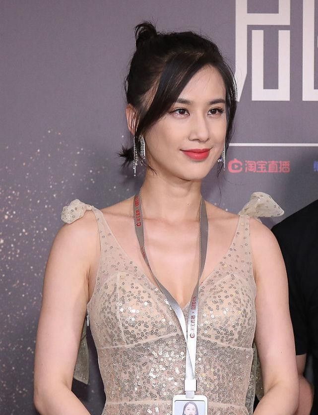 黄圣依穿液体裙秀身材但看胳膊有点壮气质不错但不显高