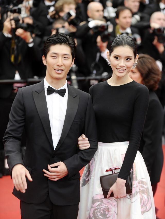 年轻时候的奚梦瑶脸上都是骨头感与未来姐夫窦骁脸型挺像的