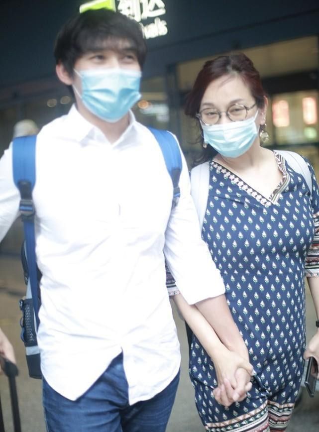 陈松伶身上的中年感遮不住和老公同框年龄差明显穿衣挺随性