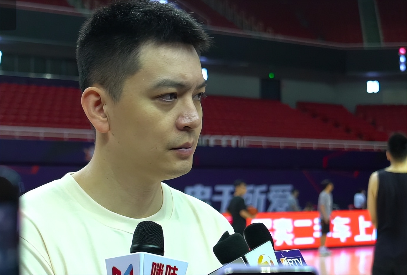 杨鸣情商超高1句话逗记者哄堂大笑40夺冠头号功臣或高薪续约