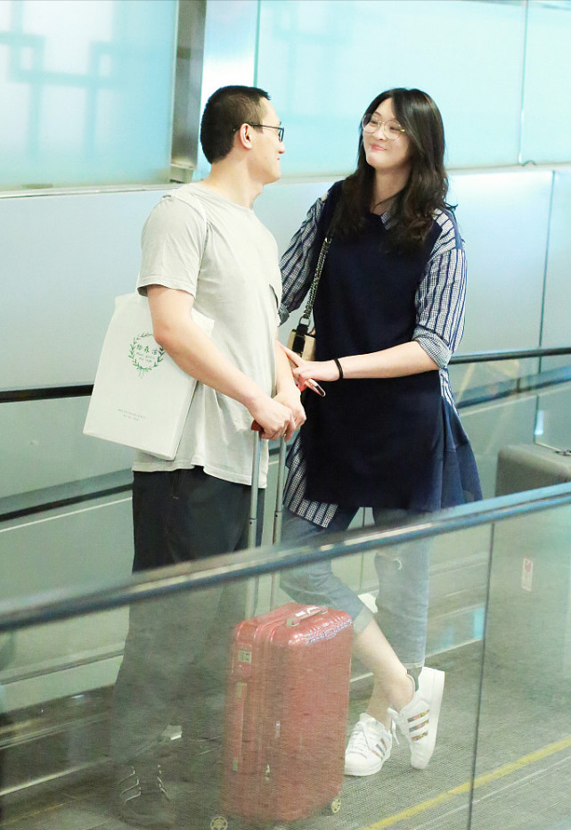 惠若琪夫妇罕见合体身高差有看点女高男矮也很甜蜜穿搭超普通